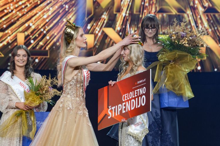 Ganljiv trenutek med lanskoletno in novo Miss Slovenije.