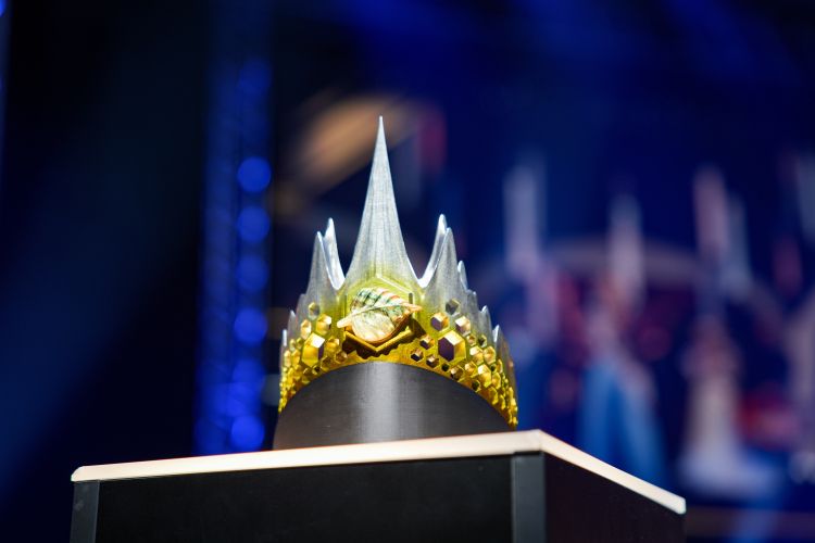 Letošnja krona nosi posebno zgodbo.