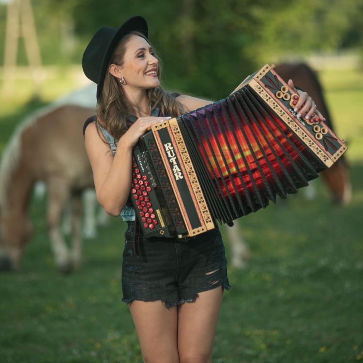 Harmonika za vedno ostaja njena prva ljubezen
