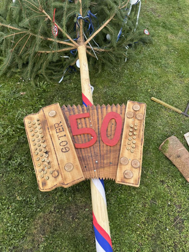 Robert Goter ima 50 let! O tem priča pred njegovo hišo tudi sveže postavljen mlaj.