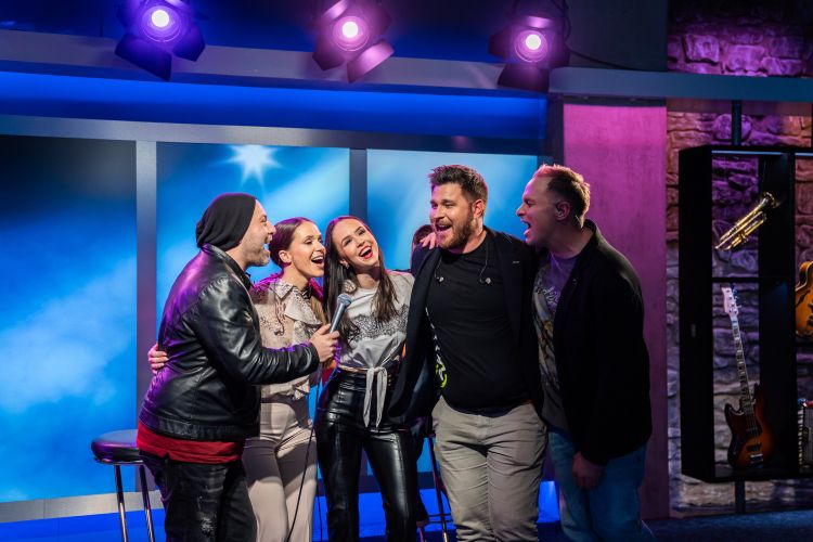 Ekipo je očaral z glasom in neverjetno energijo.