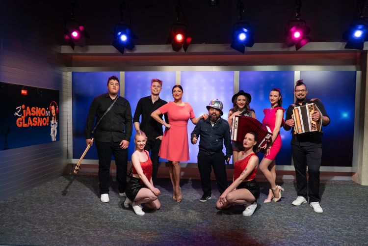 Skupinska fotografija vseh nastopajočih