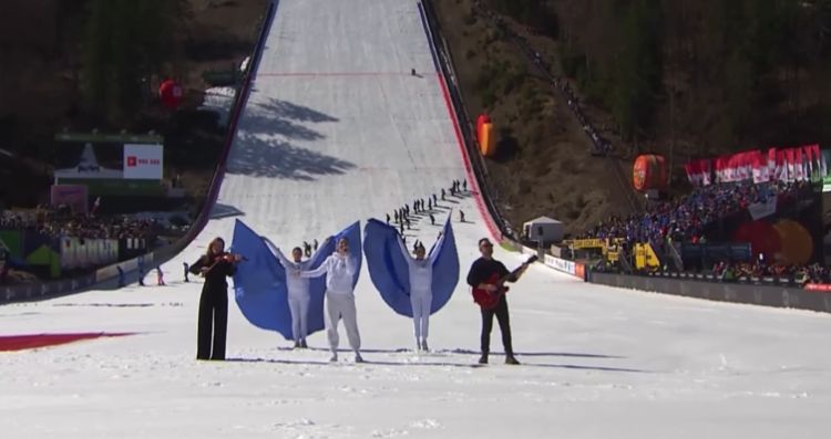 Lea Sirk pod Poncami.