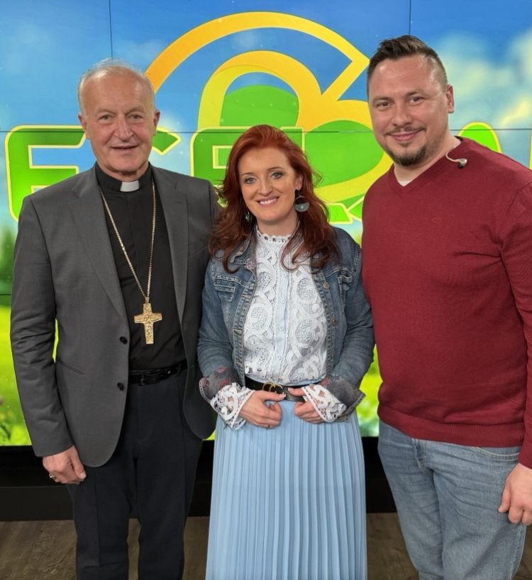 Voditelja VIP ure Janja in Nejc z Boston msgr. dr. Antonom Jamnikom.
