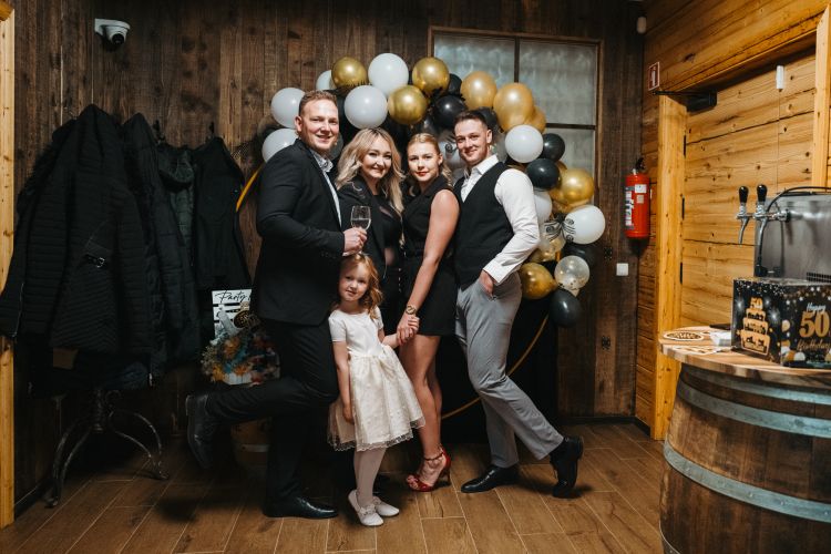 Robertova sinova Ambrož in Andraž s srčnima izvoljenkama.