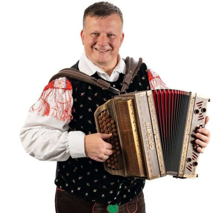 Robert in njegova življenjska spremljevalka - harmonika