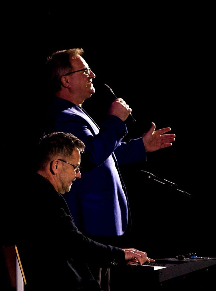 Matjaž Mrak in Boris Lah skupaj nastopata v duetu in navdušujeta z zimzelenimi melodijami.