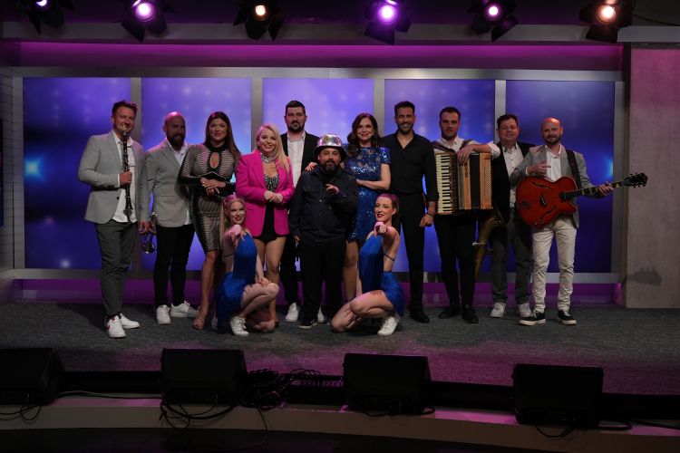 Skupinska fotografija vseh nastopajočih lepo povzema razigran večer, v katerem sta se srečali Mamma Maria in Moja profesorca.