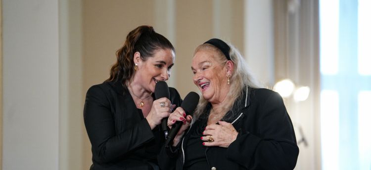 Ana je zapela skupaj s svojo mamo na podelitvi reda za zasluge Eldi Viler.