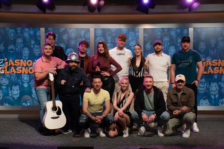 Skupinska fotografija z vsemi gosti - skupina Firbci in DJ Redhedii, s katerim bodo izvedli novo pesem Tresi tresi ter Zvita feltna, ki prihajajo z novo skladbo Bivša od frenda.
