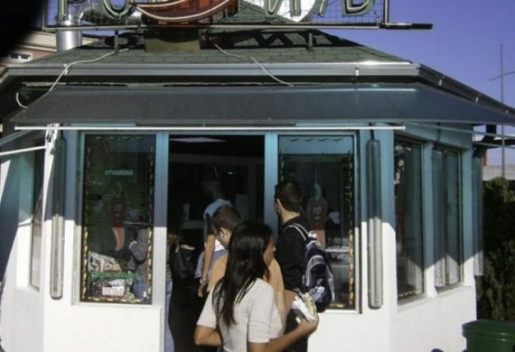 Kiosk s hitro prehrano v Novem Sadu, ki ga ima v lasti Lepa Brena.jpg