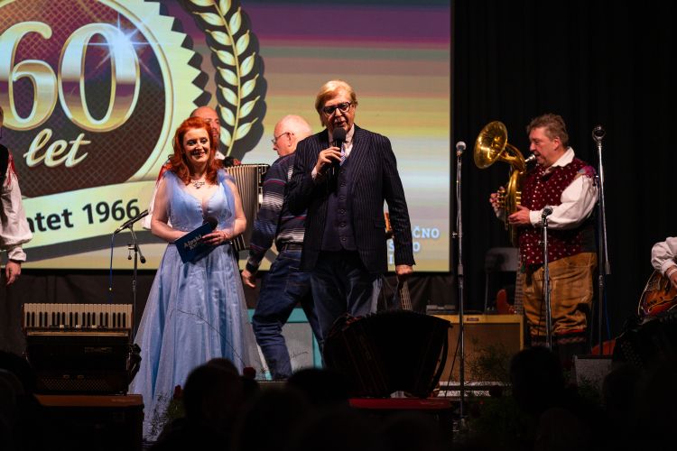 Voditelja večera sta bila Vinko Šimek in Janja Ulaga.