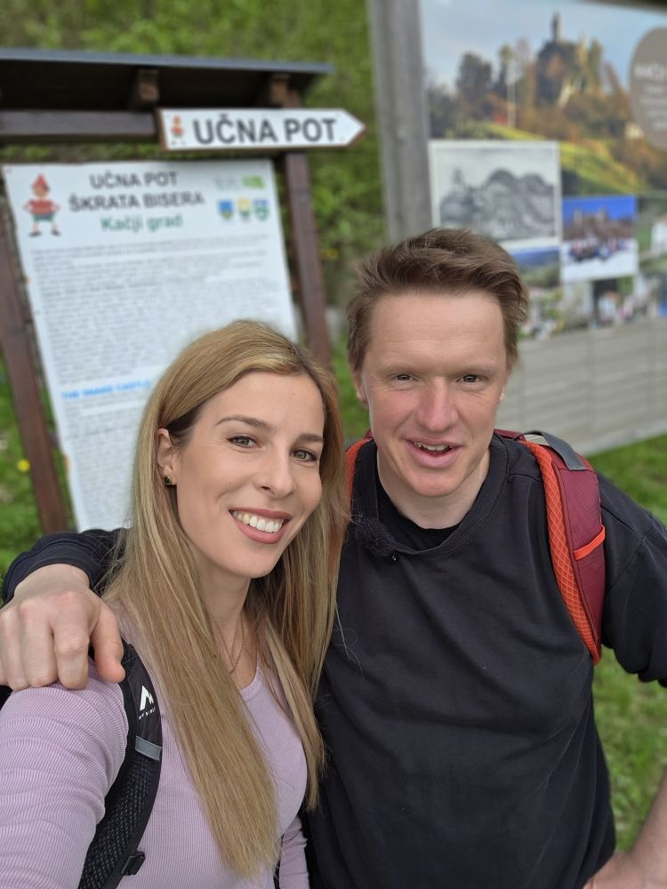 Lea in Uroš se bosta odpravila na potep po Škratovi poti.