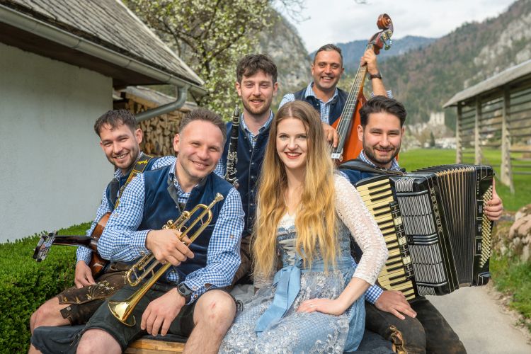 Svizci navdušujejo z novo pomladno polko.