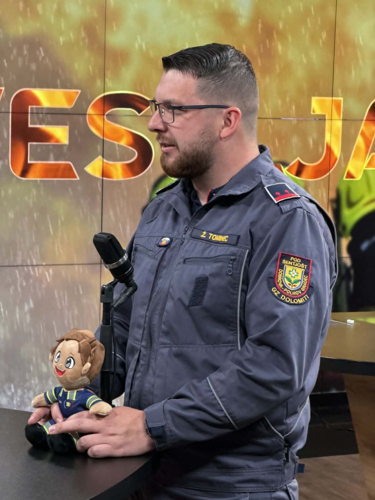 Veseljakov voditelj in ponosni gasilec, Žiga Tominec je tudi tisti, ki je "posodil" glas gasilski maskoti Floriju.