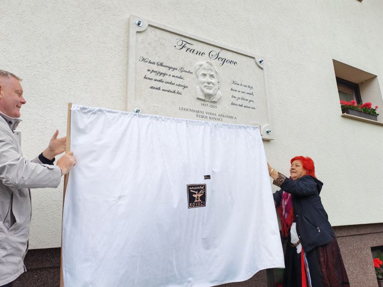 Spominsko ploščo sta odkrila župan občine SG, Tilen Klugler in Hermina Šegovc.