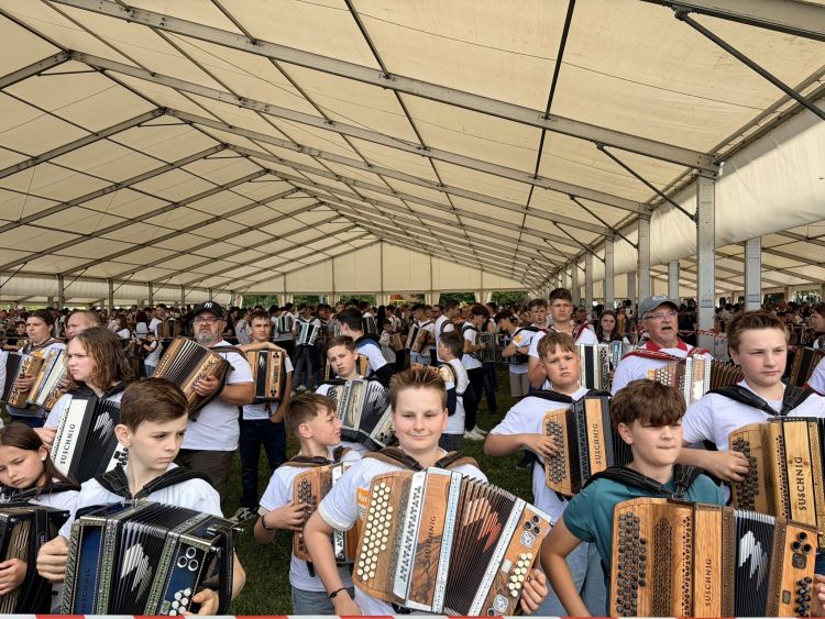 Harmonikarji na Visti so pesem Na Golici zaigrali malo po petnajsti uri.