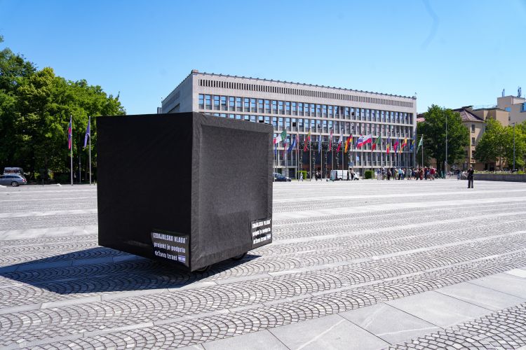 crna kocna black cube dz.jpg