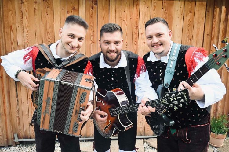 Ansambel Vrabci prihaja iz Koroške in Savinjske regije.
