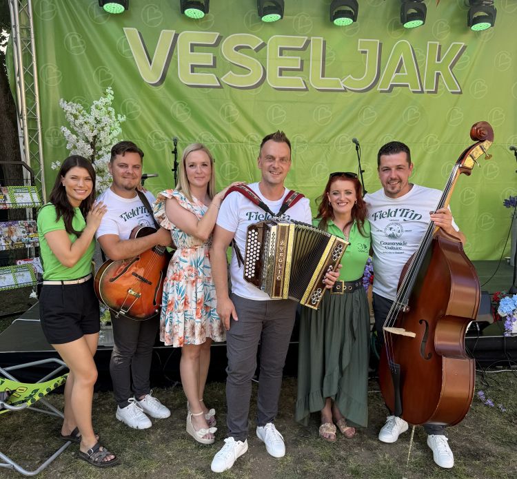 Ansambel Simona Gajška praznuje z Veseljakom.