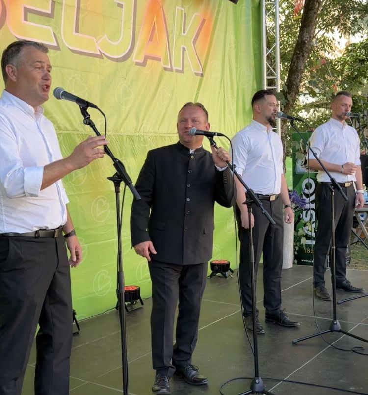 Klapa Skala z Veseljakom na praznovanju.