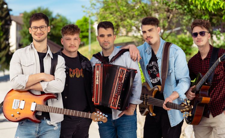 Vzrock so preoblekli skladbo Za njo, ki jo poznamo v izvedbi skupine Biseri.