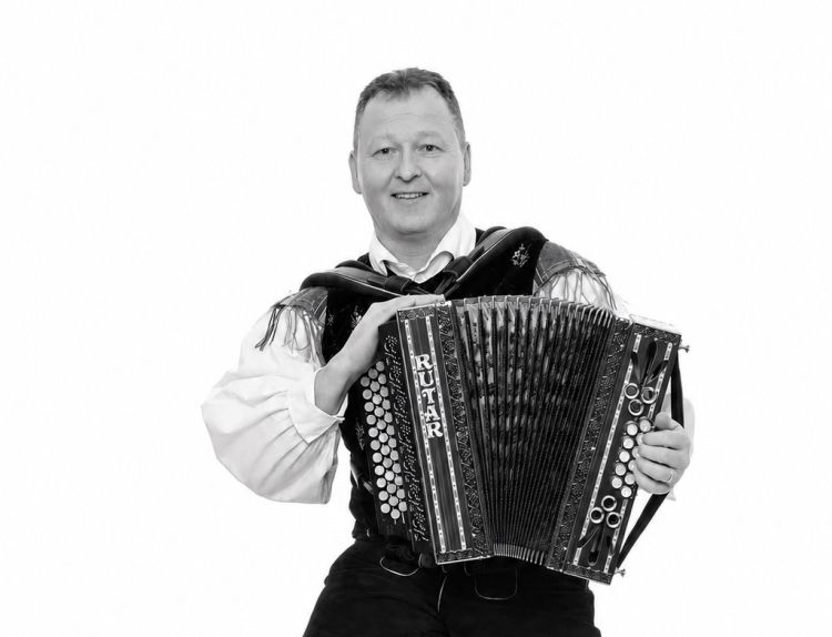 Za vedno se je poslovil Tomaž Pivk, harmonikar in vodja Ansambla Pozdrav.