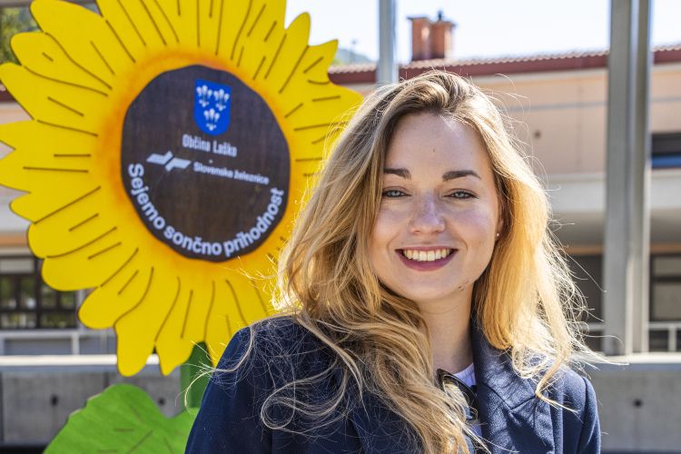V občini Laško se je setvi pridružila tudi šahovska velemojstrica Laura Unuk.