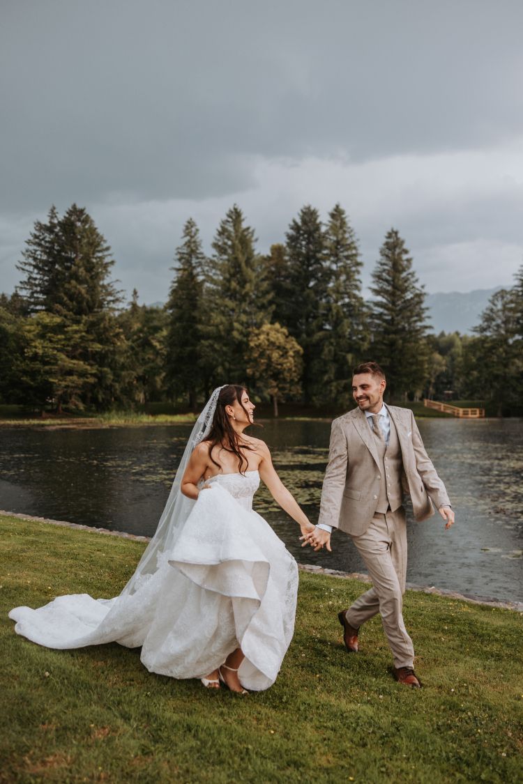 Nika Svetlin in njen izbranec Jure sta usodni DA izrekla na idilični lokaciji. V trenutkih poročnega fotografiranja, pa so ju blagoslovile tudi dežne kaplje.