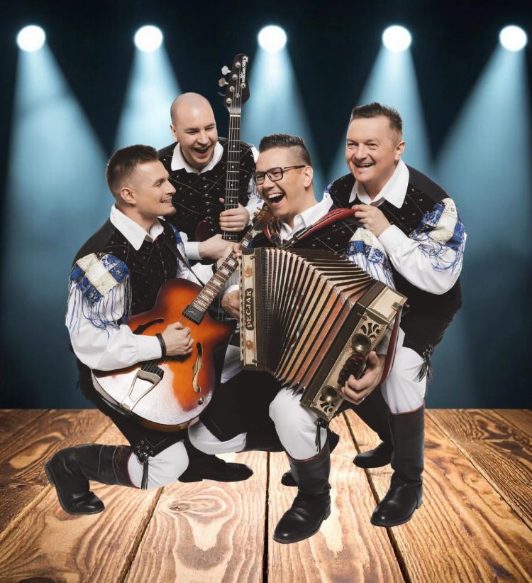 Ansambel Petan niza skladbo za skladbo.