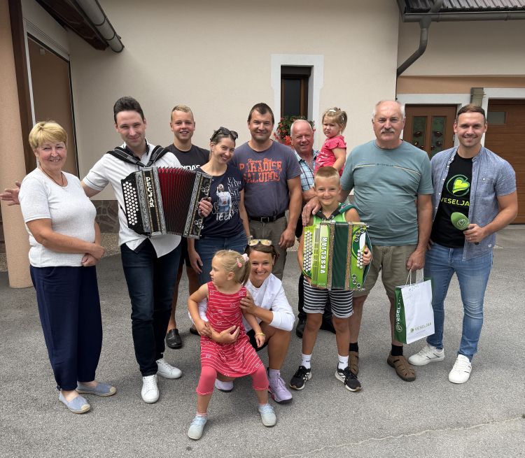 Tomaž Rot je z ekipo obiskal tri nagrajence. Prve 3, ki so pravilno ugotovili, da harmonika danes igra v Sodražici. Harmonikar je bil tokrat Grega Kuzma.