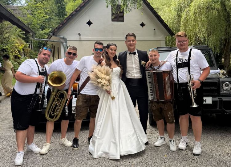 Ansambel Kiper z ženinom in nevesto.