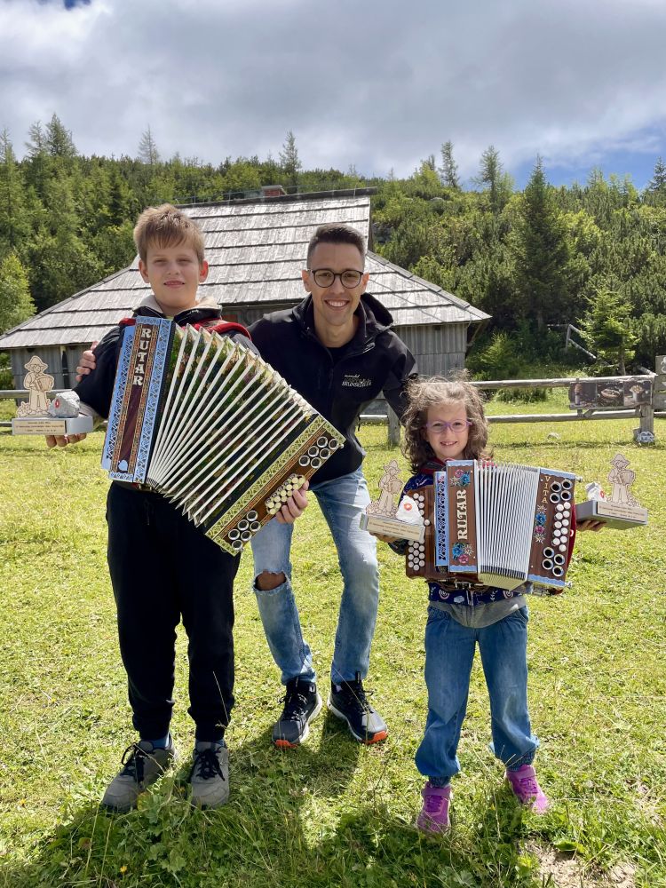 Veliki planini sta se z odličnimi nastopi izkazala mlada harmonikarja Vita Vrlinič in Žiga Mužar, učenca mentorja Gašperja Brunskoleta.