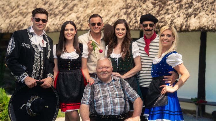 Gadi so v videospotu za skladbo Alfa združili moči z Janezom Perom, Tjašo Toman, Lariso Sreš in Mojco Mandl.