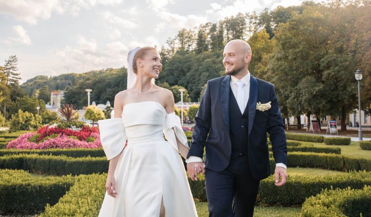 Mladoporočenca sreče na svoj poročni dan nista skrivala.
