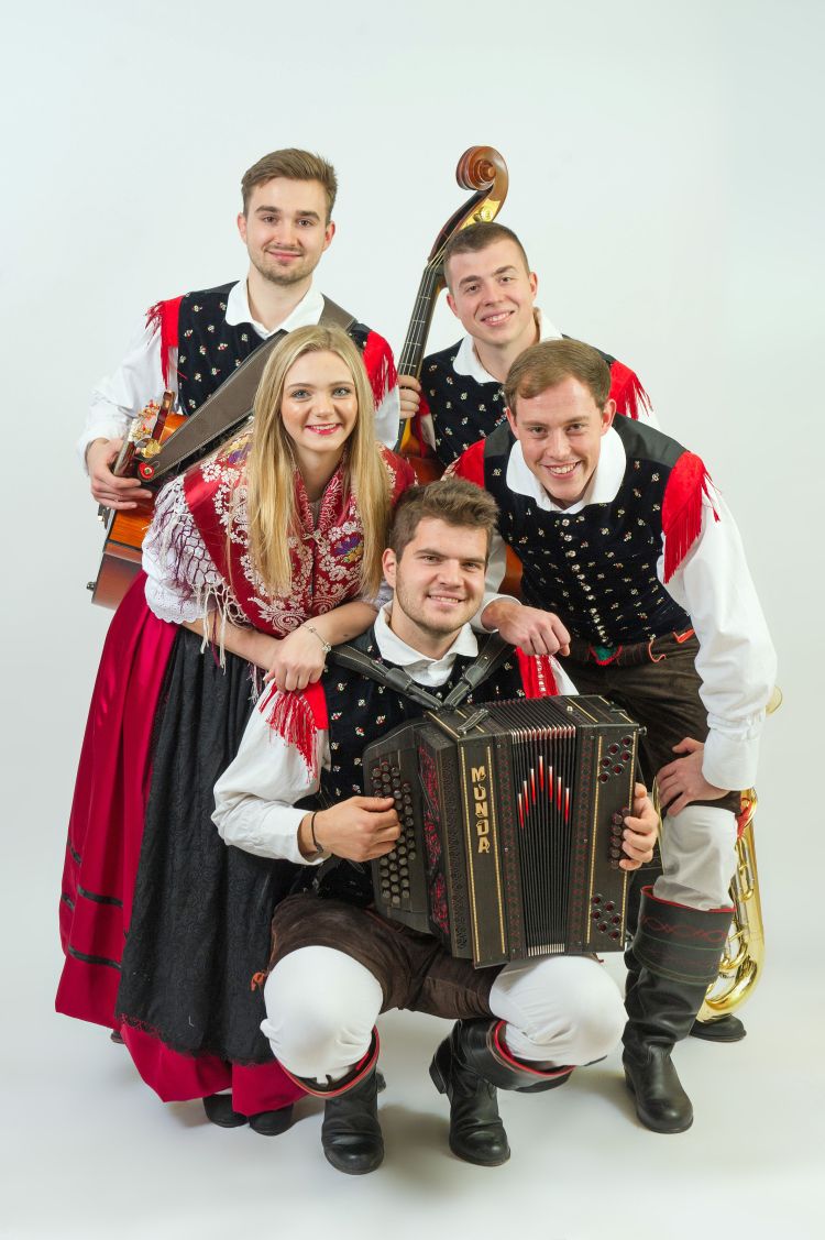 Ansambel Wow se rad odene v narodne noše.