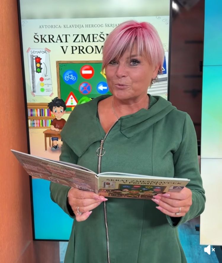 Pevka Claudia predstavlja knjigo Škrat Zmešnjavček v prometu.