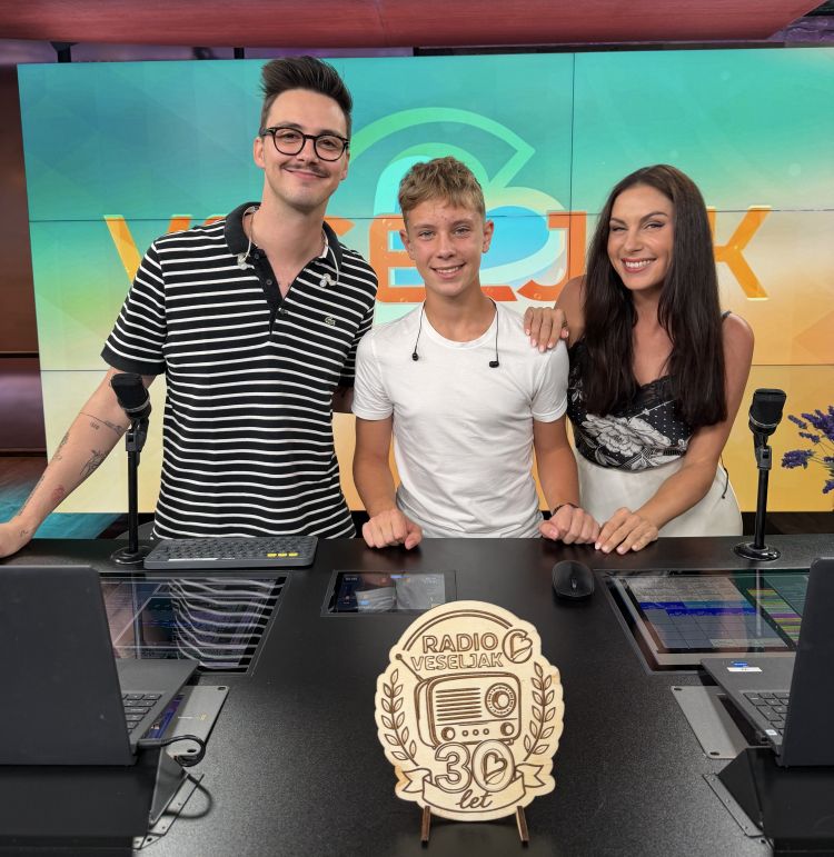 Mladi Lars je dobil še drugo priložnost in se preizkusil v vlogi radijskega in televizijskega voditelja.