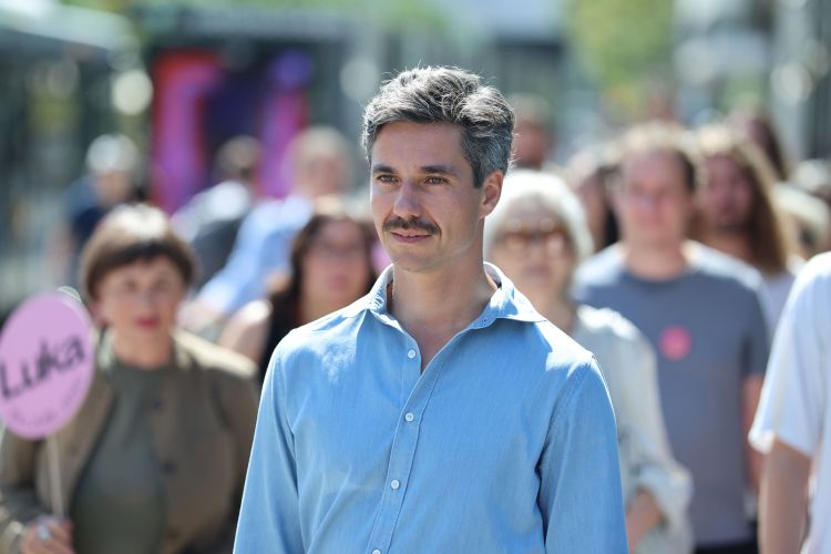 UV3 luka mesec Robert Balen.jpg