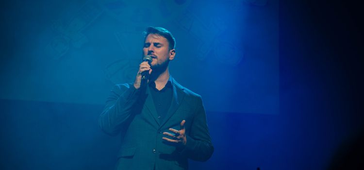 Nova pesem Gregorja Ravnika nosi prav posebno sporočilo.