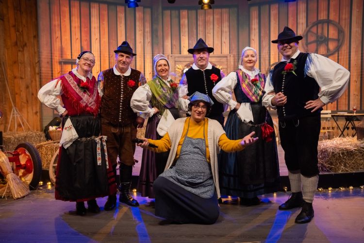 Tudi slovenska folklora ima v Skedn' fešti posebno mesto – narodne noše in tradicija lepo dopolnijo glasbeni del oddaje.