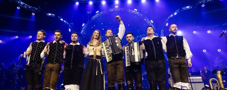 Nasmejani Sašo Avsenik z ansamblom v razprodanih Stožicah leta 2025.