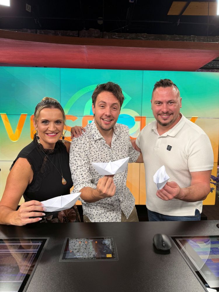 Nina Cestnik Pavlič, Nejc Drobnič in Alex Volasko so se v Jutranji budnici seveda pomerili v izdelovanju ladjic iz papirja.