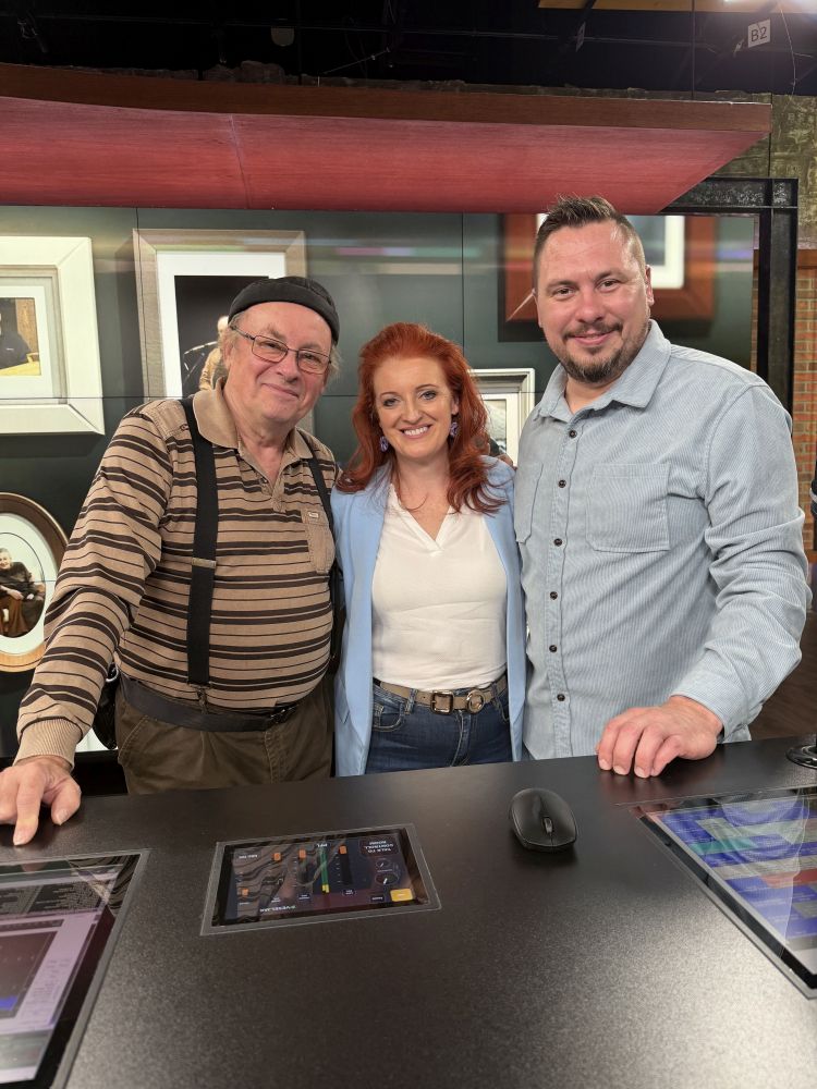 Tokratni gost Vip petka Gojmir Lešnjak Gojc v družbi Janje Ulaga in Nejca Drobniča.