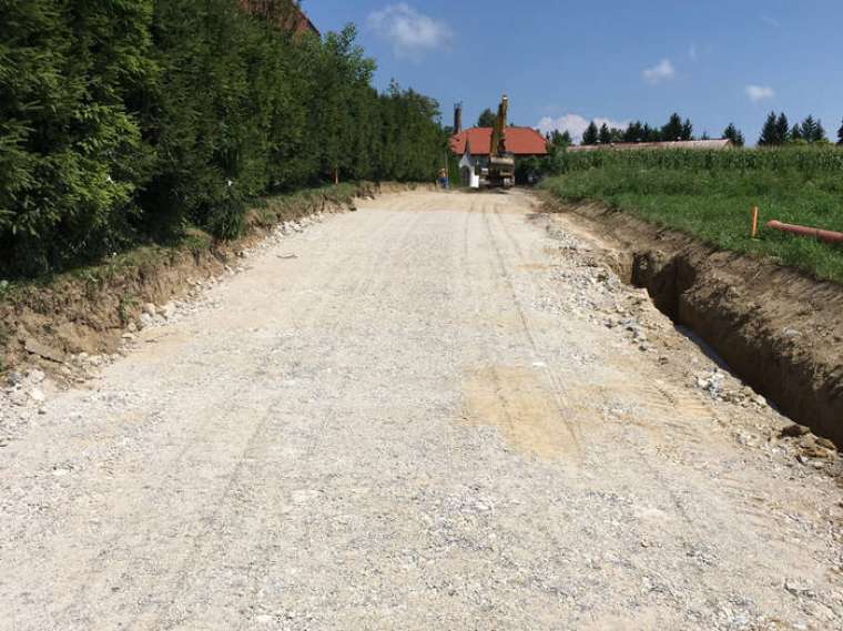 StR - sanacija prvih 200 m ceste od krozisca proti jedru kraja, foto Janko Zakrajsek (3)