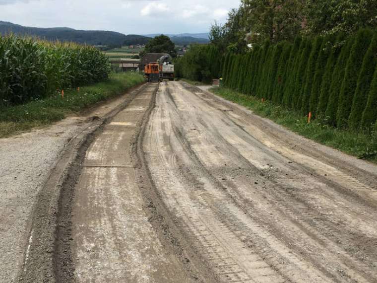 StR - sanacija prvih 200 m ceste od krozisca proti jedru kraja, foto Janko Zakrajsek (2)