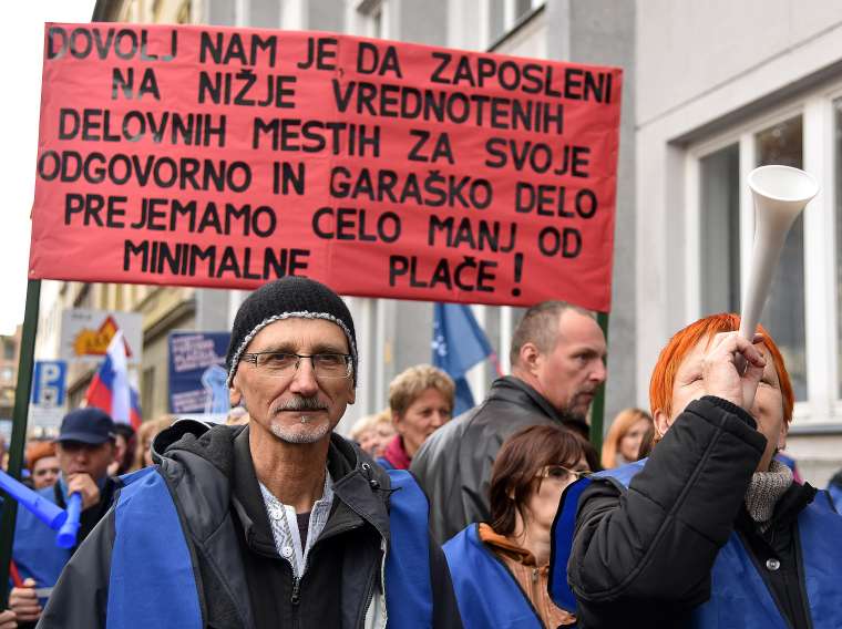 protest javni uslužbenci 2