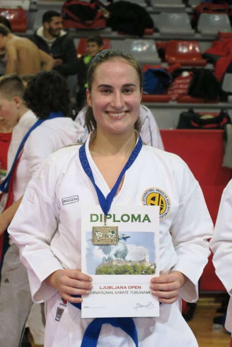 Brez opisa