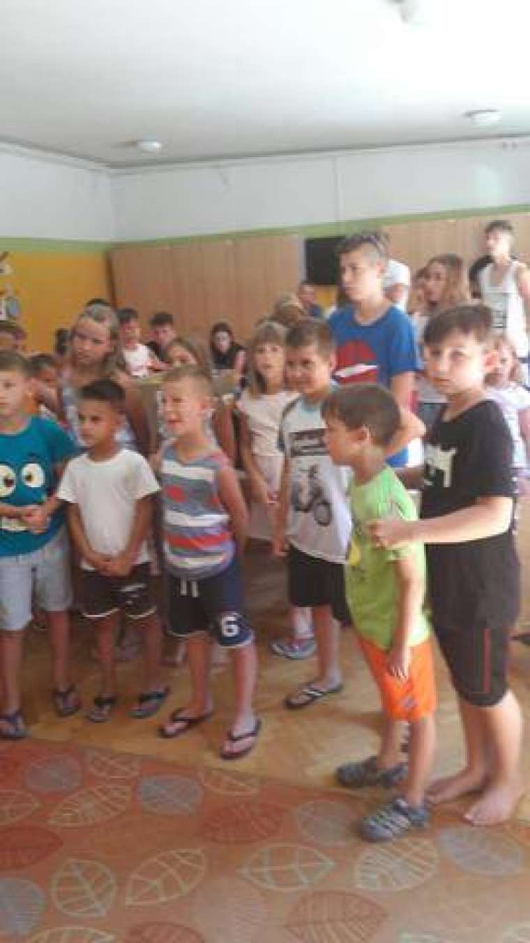 Skupina metliških otrok na Debelem rtiču