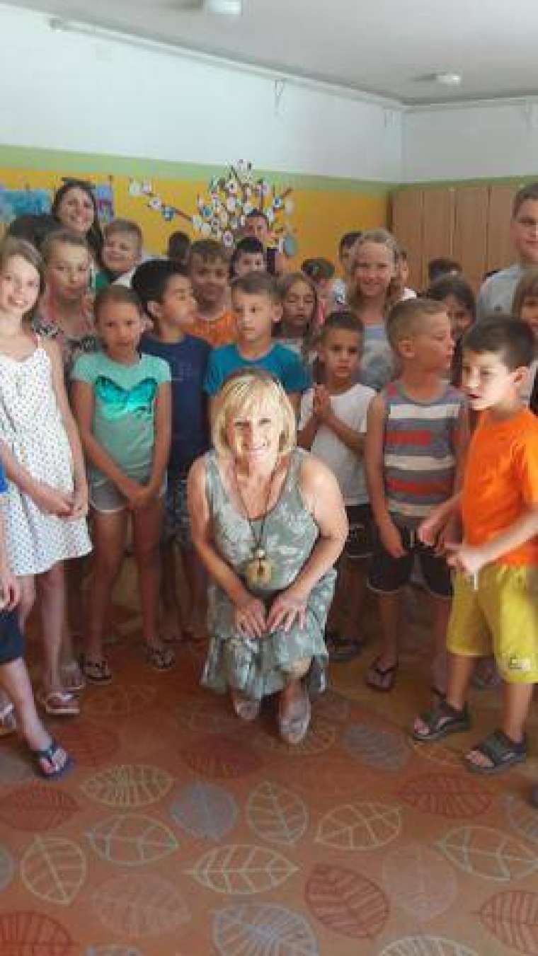 Skupina metliških otrok s podžupanjo